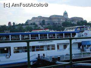 [P22] Iată şi vasul pe care ne vom îmbarca pe înserat - în fundal, Palatul Regal.  » foto by Carmen Ion
 - 
<span class="allrVoted glyphicon glyphicon-heart hidden" id="av845663"></span>
<a class="m-l-10 hidden" id="sv845663" onclick="voting_Foto_DelVot(,845663,1275)" role="button">șterge vot <span class="glyphicon glyphicon-remove"></span></a>
<a id="v9845663" class=" c-red"  onclick="voting_Foto_SetVot(845663)" role="button"><span class="glyphicon glyphicon-heart-empty"></span> <b>LIKE</b> = Votează poza</a> <img class="hidden"  id="f845663W9" src="/imagini/loader.gif" border="0" /><span class="AjErrMes hidden" id="e845663ErM"></span>
