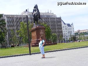 [P21] Mamaie in fata lui Rackoczi, in piata Parlamentului.  » foto by liviu49
 - 
<span class="allrVoted glyphicon glyphicon-heart hidden" id="av617668"></span>
<a class="m-l-10 hidden" id="sv617668" onclick="voting_Foto_DelVot(,617668,1275)" role="button">șterge vot <span class="glyphicon glyphicon-remove"></span></a>
<a id="v9617668" class=" c-red"  onclick="voting_Foto_SetVot(617668)" role="button"><span class="glyphicon glyphicon-heart-empty"></span> <b>LIKE</b> = Votează poza</a> <img class="hidden"  id="f617668W9" src="/imagini/loader.gif" border="0" /><span class="AjErrMes hidden" id="e617668ErM"></span>