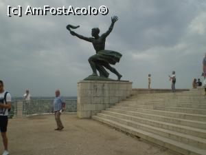 [P23] La bazatatuii, în partea stângă este această statuie mai mică.  » foto by Mihai18
 - 
<span class="allrVoted glyphicon glyphicon-heart hidden" id="av752937"></span>
<a class="m-l-10 hidden" id="sv752937" onclick="voting_Foto_DelVot(,752937,1275)" role="button">șterge vot <span class="glyphicon glyphicon-remove"></span></a>
<a id="v9752937" class=" c-red"  onclick="voting_Foto_SetVot(752937)" role="button"><span class="glyphicon glyphicon-heart-empty"></span> <b>LIKE</b> = Votează poza</a> <img class="hidden"  id="f752937W9" src="/imagini/loader.gif" border="0" /><span class="AjErrMes hidden" id="e752937ErM"></span>