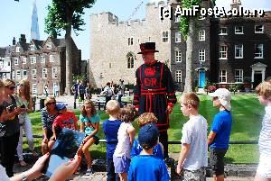 [P17] Literele ER brodate pe uniforma inseamna in cazul lui 'Extremly romantic' :)) O gluma evident (ghidul nostru fiind poznas tare) EIIR insemnind Elisabeth II Regina.  » foto by elena_iasi
 - 
<span class="allrVoted glyphicon glyphicon-heart hidden" id="av359917"></span>
<a class="m-l-10 hidden" id="sv359917" onclick="voting_Foto_DelVot(,359917,1570)" role="button">șterge vot <span class="glyphicon glyphicon-remove"></span></a>
<a id="v9359917" class=" c-red"  onclick="voting_Foto_SetVot(359917)" role="button"><span class="glyphicon glyphicon-heart-empty"></span> <b>LIKE</b> = Votează poza</a> <img class="hidden"  id="f359917W9" src="/imagini/loader.gif" border="0" /><span class="AjErrMes hidden" id="e359917ErM"></span>