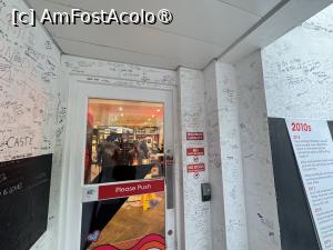 [P06] Pe zidurile studioului și ale magazinului fanii au lăsat mesaje » foto by Mika
 - 
<span class="allrVoted glyphicon glyphicon-heart hidden" id="av1492270"></span>
<a class="m-l-10 hidden" id="sv1492270" onclick="voting_Foto_DelVot(,1492270,1570)" role="button">șterge vot <span class="glyphicon glyphicon-remove"></span></a>
<a id="v91492270" class=" c-red"  onclick="voting_Foto_SetVot(1492270)" role="button"><span class="glyphicon glyphicon-heart-empty"></span> <b>LIKE</b> = Votează poza</a> <img class="hidden"  id="f1492270W9" src="/imagini/loader.gif" border="0" /><span class="AjErrMes hidden" id="e1492270ErM"></span>