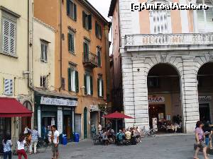 [P16] n Piazza Garibaldi se afla cea mai renumita gelaterie din Pisa - La Botega del Gelato » foto by Mika
 - 
<span class="allrVoted glyphicon glyphicon-heart hidden" id="av621454"></span>
<a class="m-l-10 hidden" id="sv621454" onclick="voting_Foto_DelVot(,621454,1574)" role="button">șterge vot <span class="glyphicon glyphicon-remove"></span></a>
<a id="v9621454" class=" c-red"  onclick="voting_Foto_SetVot(621454)" role="button"><span class="glyphicon glyphicon-heart-empty"></span> <b>LIKE</b> = Votează poza</a> <img class="hidden"  id="f621454W9" src="/imagini/loader.gif" border="0" /><span class="AjErrMes hidden" id="e621454ErM"></span>