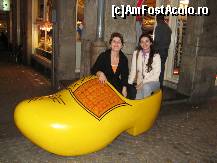 [P19] Sabot, în fața unui magazin de saboți.  » foto by gettutza
 - 
<span class="allrVoted glyphicon glyphicon-heart hidden" id="av380083"></span>
<a class="m-l-10 hidden" id="sv380083" onclick="voting_Foto_DelVot(,380083,1639)" role="button">șterge vot <span class="glyphicon glyphicon-remove"></span></a>
<a id="v9380083" class=" c-red"  onclick="voting_Foto_SetVot(380083)" role="button"><span class="glyphicon glyphicon-heart-empty"></span> <b>LIKE</b> = Votează poza</a> <img class="hidden"  id="f380083W9" src="/imagini/loader.gif" border="0" /><span class="AjErrMes hidden" id="e380083ErM"></span>