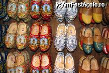 [P1x] Traditionalii 'pantofi' olandezi erau facuti pe numere si puteai alege intre o multime de modele (lemn colorat, lemn simplu - uni, lemn cu piele) » foto by lizuk
 - 
<span class="allrVoted glyphicon glyphicon-heart hidden" id="av24001"></span>
<a class="m-l-10 hidden" id="sv24001" onclick="voting_Foto_DelVot(,24001,1639)" role="button">șterge vot <span class="glyphicon glyphicon-remove"></span></a>
<a id="v924001" class=" c-red"  onclick="voting_Foto_SetVot(24001)" role="button"><span class="glyphicon glyphicon-heart-empty"></span> <b>LIKE</b> = Votează poza</a> <img class="hidden"  id="f24001W9" src="/imagini/loader.gif" border="0" /><span class="AjErrMes hidden" id="e24001ErM"></span>