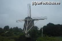 [P01] Moara de vant, simbol al Olandei, situata pe drumul spre ferma de langa Amsterdam » foto by ileanaxperta*
 - 
<span class="allrVoted glyphicon glyphicon-heart hidden" id="av173937"></span>
<a class="m-l-10 hidden" id="sv173937" onclick="voting_Foto_DelVot(,173937,1639)" role="button">șterge vot <span class="glyphicon glyphicon-remove"></span></a>
<a id="v9173937" class=" c-red"  onclick="voting_Foto_SetVot(173937)" role="button"><span class="glyphicon glyphicon-heart-empty"></span> <b>LIKE</b> = Votează poza</a> <img class="hidden"  id="f173937W9" src="/imagini/loader.gif" border="0" /><span class="AjErrMes hidden" id="e173937ErM"></span>
