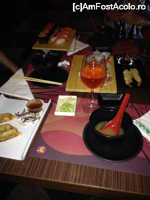 [P04] Sushi all-you-can-eat, Supa MISO foarte buna. Platourile se comanda dintr-un meniu si chelnerul ti le aduce proaspete tot timpul.  » foto by calin.balaurul
 - 
<span class="allrVoted glyphicon glyphicon-heart hidden" id="av681395"></span>
<a class="m-l-10 hidden" id="sv681395" onclick="voting_Foto_DelVot(,681395,1639)" role="button">șterge vot <span class="glyphicon glyphicon-remove"></span></a>
<a id="v9681395" class=" c-red"  onclick="voting_Foto_SetVot(681395)" role="button"><span class="glyphicon glyphicon-heart-empty"></span> <b>LIKE</b> = Votează poza</a> <img class="hidden"  id="f681395W9" src="/imagini/loader.gif" border="0" /><span class="AjErrMes hidden" id="e681395ErM"></span>