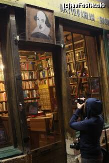 [P16] Noi bibliofilii, preferam insa malul stang care n-are atata dichis...vreti numele unui anticariat preferat? 'Shakespeare and Shakespeare Co', dar acum e inchis... » foto by dorgo
 - 
<span class="allrVoted glyphicon glyphicon-heart hidden" id="av274209"></span>
<a class="m-l-10 hidden" id="sv274209" onclick="voting_Foto_DelVot(,274209,1684)" role="button">șterge vot <span class="glyphicon glyphicon-remove"></span></a>
<a id="v9274209" class=" c-red"  onclick="voting_Foto_SetVot(274209)" role="button"><span class="glyphicon glyphicon-heart-empty"></span> <b>LIKE</b> = Votează poza</a> <img class="hidden"  id="f274209W9" src="/imagini/loader.gif" border="0" /><span class="AjErrMes hidden" id="e274209ErM"></span>