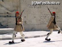 [P21] La ora amiezii, atentia turistilor este indreptata spre Piata Syntagma, unde are loc un adevarat spectacol: schimbarea garzii. » foto by corinka
 - 
<span class="allrVoted glyphicon glyphicon-heart hidden" id="av39781"></span>
<a class="m-l-10 hidden" id="sv39781" onclick="voting_Foto_DelVot(,39781,1710)" role="button">șterge vot <span class="glyphicon glyphicon-remove"></span></a>
<a id="v939781" class=" c-red"  onclick="voting_Foto_SetVot(39781)" role="button"><span class="glyphicon glyphicon-heart-empty"></span> <b>LIKE</b> = Votează poza</a> <img class="hidden"  id="f39781W9" src="/imagini/loader.gif" border="0" /><span class="AjErrMes hidden" id="e39781ErM"></span>