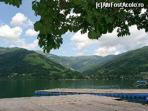 [P01] Lacul Zeller See, este un lac glaciar cu apa limpede, cu o lungime de 3,8 km si latime de 1,5 km. Pe malul lacului se afla statinea balneara Zell Am See. Lacul are forma unei alune.  » foto by stellinna
 - 
<span class="allrVoted glyphicon glyphicon-heart hidden" id="av670760"></span>
<a class="m-l-10 hidden" id="sv670760" onclick="voting_Foto_DelVot(,670760,1733)" role="button">șterge vot <span class="glyphicon glyphicon-remove"></span></a>
<a id="v9670760" class=" c-red"  onclick="voting_Foto_SetVot(670760)" role="button"><span class="glyphicon glyphicon-heart-empty"></span> <b>LIKE</b> = Votează poza</a> <img class="hidden"  id="f670760W9" src="/imagini/loader.gif" border="0" /><span class="AjErrMes hidden" id="e670760ErM"></span>