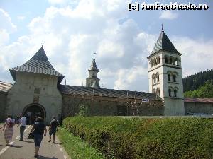 [P01] Am coborât din mașină și ne îndreptăm cu pași repezi spre intrarea în curtea Mănăstirii Putna. Accesul în curte se face pe sub Turnul Eminescu, iar în partea dreaptă a imaginii se observă turnul clopotniță.  » foto by Floryn81
 - 
<span class="allrVoted glyphicon glyphicon-heart hidden" id="av609384"></span>
<a class="m-l-10 hidden" id="sv609384" onclick="voting_Foto_DelVot(,609384,1781)" role="button">șterge vot <span class="glyphicon glyphicon-remove"></span></a>
<a id="v9609384" class=" c-red"  onclick="voting_Foto_SetVot(609384)" role="button"><span class="glyphicon glyphicon-heart-empty"></span> <b>LIKE</b> = Votează poza</a> <img class="hidden"  id="f609384W9" src="/imagini/loader.gif" border="0" /><span class="AjErrMes hidden" id="e609384ErM"></span>
