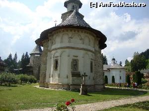 [P03] Aceasta este biserica Mănăstirii Putna, lăcaș de cult ce poartă hramul ”Adormirea Maicii Domnului”. În fundal, în partea stângă a imaginii, se observă Turnul Tezaurului.  » foto by Floryn81
 - 
<span class="allrVoted glyphicon glyphicon-heart hidden" id="av609387"></span>
<a class="m-l-10 hidden" id="sv609387" onclick="voting_Foto_DelVot(,609387,1781)" role="button">șterge vot <span class="glyphicon glyphicon-remove"></span></a>
<a id="v9609387" class=" c-red"  onclick="voting_Foto_SetVot(609387)" role="button"><span class="glyphicon glyphicon-heart-empty"></span> <b>LIKE</b> = Votează poza</a> <img class="hidden"  id="f609387W9" src="/imagini/loader.gif" border="0" /><span class="AjErrMes hidden" id="e609387ErM"></span>