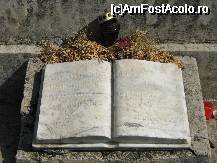 [P44x] inscriptie la baza statuii lui Eminescu din curtea manastirii » foto by cristi82d
 - 
<span class="allrVoted glyphicon glyphicon-heart hidden" id="av29835"></span>
<a class="m-l-10 hidden" id="sv29835" onclick="voting_Foto_DelVot(,29835,1781)" role="button">șterge vot <span class="glyphicon glyphicon-remove"></span></a>
<a id="v929835" class=" c-red"  onclick="voting_Foto_SetVot(29835)" role="button"><span class="glyphicon glyphicon-heart-empty"></span> <b>LIKE</b> = Votează poza</a> <img class="hidden"  id="f29835W9" src="/imagini/loader.gif" border="0" /><span class="AjErrMes hidden" id="e29835ErM"></span>