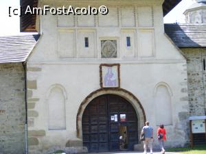 [P03] Poarta de intrare in manastire cu tabloul lui Stefan cel Mare si stema Moldovei » foto by liviu49
 - 
<span class="allrVoted glyphicon glyphicon-heart hidden" id="av1039055"></span>
<a class="m-l-10 hidden" id="sv1039055" onclick="voting_Foto_DelVot(,1039055,1781)" role="button">șterge vot <span class="glyphicon glyphicon-remove"></span></a>
<a id="v91039055" class=" c-red"  onclick="voting_Foto_SetVot(1039055)" role="button"><span class="glyphicon glyphicon-heart-empty"></span> <b>LIKE</b> = Votează poza</a> <img class="hidden"  id="f1039055W9" src="/imagini/loader.gif" border="0" /><span class="AjErrMes hidden" id="e1039055ErM"></span>