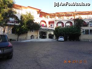 [P13] Intrarea in hotel » foto by roloback
 - 
<span class="allrVoted glyphicon glyphicon-heart hidden" id="av467403"></span>
<a class="m-l-10 hidden" id="sv467403" onclick="voting_Foto_DelVot(,467403,1787)" role="button">șterge vot <span class="glyphicon glyphicon-remove"></span></a>
<a id="v9467403" class=" c-red"  onclick="voting_Foto_SetVot(467403)" role="button"><span class="glyphicon glyphicon-heart-empty"></span> <b>LIKE</b> = Votează poza</a> <img class="hidden"  id="f467403W9" src="/imagini/loader.gif" border="0" /><span class="AjErrMes hidden" id="e467403ErM"></span>