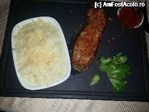[P03] Muschiulet de porc 34 lei orez cu unt si parmezan 12 lei. Arata frumos. Doar ca este crud in interior.  » foto by danezu008
 - 
<span class="allrVoted glyphicon glyphicon-heart hidden" id="av690380"></span>
<a class="m-l-10 hidden" id="sv690380" onclick="voting_Foto_DelVot(,690380,1821)" role="button">șterge vot <span class="glyphicon glyphicon-remove"></span></a>
<a id="v9690380" class=" c-red"  onclick="voting_Foto_SetVot(690380)" role="button"><span class="glyphicon glyphicon-heart-empty"></span> <b>LIKE</b> = Votează poza</a> <img class="hidden"  id="f690380W9" src="/imagini/loader.gif" border="0" /><span class="AjErrMes hidden" id="e690380ErM"></span>