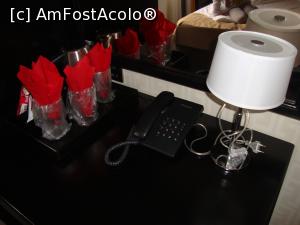 [P21] În camera cu pat matrimonial se află telefonul fix (nu l-am folosit deloc), precum și un fierbător așezat pe o tavă, alături de câteva pahare și de niște pliculețe de ceai sau de cafea. Fierbătorul chiar a fost util atât dimineața, cât și seara.  » foto by Floryn81
 - 
<span class="allrVoted glyphicon glyphicon-heart hidden" id="av827143"></span>
<a class="m-l-10 hidden" id="sv827143" onclick="voting_Foto_DelVot(,827143,1879)" role="button">șterge vot <span class="glyphicon glyphicon-remove"></span></a>
<a id="v9827143" class=" c-red"  onclick="voting_Foto_SetVot(827143)" role="button"><span class="glyphicon glyphicon-heart-empty"></span> <b>LIKE</b> = Votează poza</a> <img class="hidden"  id="f827143W9" src="/imagini/loader.gif" border="0" /><span class="AjErrMes hidden" id="e827143ErM"></span>