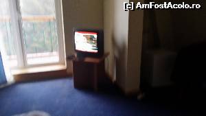 P01 [MAR-2015] Hotel Belvedere, Predeal - camera nr. 322-Televizorul așezat și nu suspendat