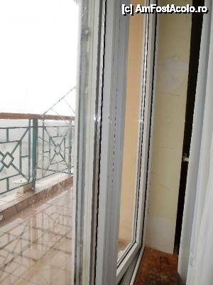 [P06] Belvedere Hotel (ex Cioplea) - detalii camera 114 (gled sărit, glaf cu urme evidente de deteriorare prin umezeală excesivă, geamul de la balcon plin de urme neidentificate; și nu! nu erau doar stropii de ploaie!)  » foto by Dragoș_MD
 - 
<span class="allrVoted glyphicon glyphicon-heart hidden" id="av606671"></span>
<a class="m-l-10 hidden" id="sv606671" onclick="voting_Foto_DelVot(,606671,1883)" role="button">șterge vot <span class="glyphicon glyphicon-remove"></span></a>
<a id="v9606671" class=" c-red"  onclick="voting_Foto_SetVot(606671)" role="button"><span class="glyphicon glyphicon-heart-empty"></span> <b>LIKE</b> = Votează poza</a> <img class="hidden"  id="f606671W9" src="/imagini/loader.gif" border="0" /><span class="AjErrMes hidden" id="e606671ErM"></span>