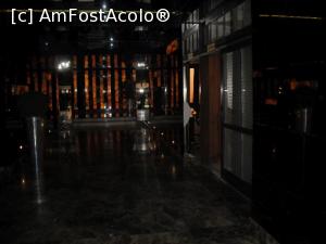 [P10] Holul central spre camere. Seamănă cu intrarea unui club! Deși pare, nu-i întuneric, iar oglinzile răspândite generos aduc lumină în majoritatea spațiilor.  » foto by Zoazore
 - 
<span class="allrVoted glyphicon glyphicon-heart hidden" id="av736754"></span>
<a class="m-l-10 hidden" id="sv736754" onclick="voting_Foto_DelVot(,736754,1913)" role="button">șterge vot <span class="glyphicon glyphicon-remove"></span></a>
<a id="v9736754" class=" c-red"  onclick="voting_Foto_SetVot(736754)" role="button"><span class="glyphicon glyphicon-heart-empty"></span> <b>LIKE</b> = Votează poza</a> <img class="hidden"  id="f736754W9" src="/imagini/loader.gif" border="0" /><span class="AjErrMes hidden" id="e736754ErM"></span>