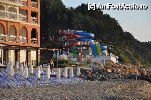 [P18] In stanga hotelului, dupa plaja cu plata, 'aquapark'-ul care nu era functional nici la sf. lunii Iulie 2013. » foto by Catzus
 - 
<span class="allrVoted glyphicon glyphicon-heart hidden" id="av445203"></span>
<a class="m-l-10 hidden" id="sv445203" onclick="voting_Foto_DelVot(,445203,1924)" role="button">șterge vot <span class="glyphicon glyphicon-remove"></span></a>
<a id="v9445203" class=" c-red"  onclick="voting_Foto_SetVot(445203)" role="button"><span class="glyphicon glyphicon-heart-empty"></span> <b>LIKE</b> = Votează poza</a> <img class="hidden"  id="f445203W9" src="/imagini/loader.gif" border="0" /><span class="AjErrMes hidden" id="e445203ErM"></span>