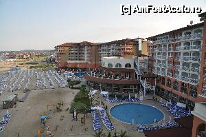 [P08] Vederea de la balcon in care se obseva zona de sezlong-uri 'free', piscina mica de copii si in fundal o parte din piscina de adulti » foto by Catzus
 - 
<span class="allrVoted glyphicon glyphicon-heart hidden" id="av444977"></span>
<a class="m-l-10 hidden" id="sv444977" onclick="voting_Foto_DelVot(,444977,1924)" role="button">șterge vot <span class="glyphicon glyphicon-remove"></span></a>
<a id="v9444977" class=" c-red"  onclick="voting_Foto_SetVot(444977)" role="button"><span class="glyphicon glyphicon-heart-empty"></span> <b>LIKE</b> = Votează poza</a> <img class="hidden"  id="f444977W9" src="/imagini/loader.gif" border="0" /><span class="AjErrMes hidden" id="e444977ErM"></span>