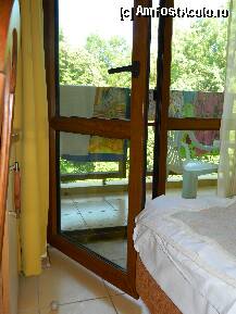 [P24] Acesta era spatiul (practic inexistent) dintre pat si minibar, cu usa de la balcon intredeschisa; inchideam usa pt a face manevra de a putea iesi pe balcon sau ne loveam la picioare de multe ori in pat, cu usa deschisa pana la acel opritor din podea » foto by ileanaxperta*
 - 
<span class="allrVoted glyphicon glyphicon-heart hidden" id="av236481"></span>
<a class="m-l-10 hidden" id="sv236481" onclick="voting_Foto_DelVot(,236481,1926)" role="button">șterge vot <span class="glyphicon glyphicon-remove"></span></a>
<a id="v9236481" class=" c-red"  onclick="voting_Foto_SetVot(236481)" role="button"><span class="glyphicon glyphicon-heart-empty"></span> <b>LIKE</b> = Votează poza</a> <img class="hidden"  id="f236481W9" src="/imagini/loader.gif" border="0" /><span class="AjErrMes hidden" id="e236481ErM"></span>
