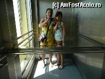 [P28] Poza din liftul panoramic, cu cele 2 pupezele surazatoare » foto by ileanaxperta*
 - 
<span class="allrVoted glyphicon glyphicon-heart hidden" id="av236493"></span>
<a class="m-l-10 hidden" id="sv236493" onclick="voting_Foto_DelVot(,236493,1926)" role="button">șterge vot <span class="glyphicon glyphicon-remove"></span></a>
<a id="v9236493" class=" c-red"  onclick="voting_Foto_SetVot(236493)" role="button"><span class="glyphicon glyphicon-heart-empty"></span> <b>LIKE</b> = Votează poza</a> <img class="hidden"  id="f236493W9" src="/imagini/loader.gif" border="0" /><span class="AjErrMes hidden" id="e236493ErM"></span>