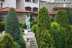 [P17] Opere ale artiștilor bulgari, răspândite prin grădina resortului.  » foto by Flaviu
 - 
<span class="allrVoted glyphicon glyphicon-heart hidden" id="av623658"></span>
<a class="m-l-10 hidden" id="sv623658" onclick="voting_Foto_DelVot(,623658,1936)" role="button">șterge vot <span class="glyphicon glyphicon-remove"></span></a>
<a id="v9623658" class=" c-red"  onclick="voting_Foto_SetVot(623658)" role="button"><span class="glyphicon glyphicon-heart-empty"></span> <b>LIKE</b> = Votează poza</a> <img class="hidden"  id="f623658W9" src="/imagini/loader.gif" border="0" /><span class="AjErrMes hidden" id="e623658ErM"></span>