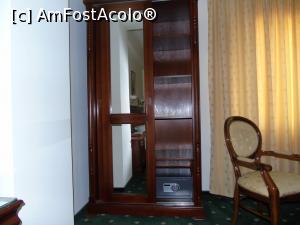 [P11] Sifonierul, jumătate pentru umerașe, jumătate cu polițe și seiful. » foto by Aurici
 - 
<span class="allrVoted glyphicon glyphicon-heart hidden" id="av746138"></span>
<a class="m-l-10 hidden" id="sv746138" onclick="voting_Foto_DelVot(,746138,1988)" role="button">șterge vot <span class="glyphicon glyphicon-remove"></span></a>
<a id="v9746138" class=" c-red"  onclick="voting_Foto_SetVot(746138)" role="button"><span class="glyphicon glyphicon-heart-empty"></span> <b>LIKE</b> = Votează poza</a> <img class="hidden"  id="f746138W9" src="/imagini/loader.gif" border="0" /><span class="AjErrMes hidden" id="e746138ErM"></span>