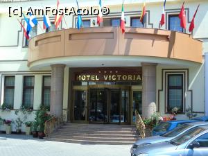 [P02] Intrarea în hotel. Într-o parte și alta, restaurant și bar. » foto by Aurici
 - 
<span class="allrVoted glyphicon glyphicon-heart hidden" id="av746129"></span>
<a class="m-l-10 hidden" id="sv746129" onclick="voting_Foto_DelVot(,746129,1988)" role="button">șterge vot <span class="glyphicon glyphicon-remove"></span></a>
<a id="v9746129" class=" c-red"  onclick="voting_Foto_SetVot(746129)" role="button"><span class="glyphicon glyphicon-heart-empty"></span> <b>LIKE</b> = Votează poza</a> <img class="hidden"  id="f746129W9" src="/imagini/loader.gif" border="0" /><span class="AjErrMes hidden" id="e746129ErM"></span>