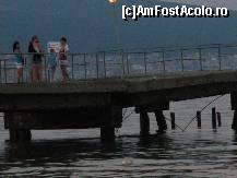 [P09] Sunny Kitch, Desigur nu este dig ci un jalnic ponton. In ciuda iluminatului pentru promenada se vede un panou pe care scrie ca este periculos sa mergeti mai departe ?????? » foto by fanespoitorul
 - 
<span class="allrVoted glyphicon glyphicon-heart hidden" id="av99969"></span>
<a class="m-l-10 hidden" id="sv99969" onclick="voting_Foto_DelVot(,99969,1998)" role="button">șterge vot <span class="glyphicon glyphicon-remove"></span></a>
<a id="v999969" class=" c-red"  onclick="voting_Foto_SetVot(99969)" role="button"><span class="glyphicon glyphicon-heart-empty"></span> <b>LIKE</b> = Votează poza</a> <img class="hidden"  id="f99969W9" src="/imagini/loader.gif" border="0" /><span class="AjErrMes hidden" id="e99969ErM"></span>