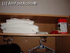 [P13] În dulap erau așezate prosoapele albe, umerașe, perie și foehn, dar și două pături (care nu se văd în imagine).  » foto by Floryn81
 - 
<span class="allrVoted glyphicon glyphicon-heart hidden" id="av853148"></span>
<a class="m-l-10 hidden" id="sv853148" onclick="voting_Foto_DelVot(,853148,2010)" role="button">șterge vot <span class="glyphicon glyphicon-remove"></span></a>
<a id="v9853148" class=" c-red"  onclick="voting_Foto_SetVot(853148)" role="button"><span class="glyphicon glyphicon-heart-empty"></span> <b>LIKE</b> = Votează poza</a> <img class="hidden"  id="f853148W9" src="/imagini/loader.gif" border="0" /><span class="AjErrMes hidden" id="e853148ErM"></span>