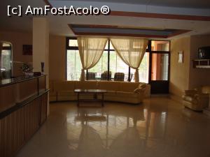 [P07] Fotografie realizată în lobby-ul de lângă recepție. De aici se poate ieși pe o frumoasă terasă de unde puteți admira stațiunea.  » foto by Floryn81
 - 
<span class="allrVoted glyphicon glyphicon-heart hidden" id="av853142"></span>
<a class="m-l-10 hidden" id="sv853142" onclick="voting_Foto_DelVot(,853142,2010)" role="button">șterge vot <span class="glyphicon glyphicon-remove"></span></a>
<a id="v9853142" class=" c-red"  onclick="voting_Foto_SetVot(853142)" role="button"><span class="glyphicon glyphicon-heart-empty"></span> <b>LIKE</b> = Votează poza</a> <img class="hidden"  id="f853142W9" src="/imagini/loader.gif" border="0" /><span class="AjErrMes hidden" id="e853142ErM"></span>