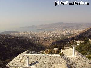 [P02] Casele de munte din Pelion sunt acoperite cu pietre fasonate. Aici, vedere de ansamblu a orasului Volos » foto by Carmen Ion
 - 
<span class="allrVoted glyphicon glyphicon-heart hidden" id="av511622"></span>
<a class="m-l-10 hidden" id="sv511622" onclick="voting_Foto_DelVot(,511622,2124)" role="button">șterge vot <span class="glyphicon glyphicon-remove"></span></a>
<a id="v9511622" class=" c-red"  onclick="voting_Foto_SetVot(511622)" role="button"><span class="glyphicon glyphicon-heart-empty"></span> <b>LIKE</b> = Votează poza</a> <img class="hidden"  id="f511622W9" src="/imagini/loader.gif" border="0" /><span class="AjErrMes hidden" id="e511622ErM"></span>