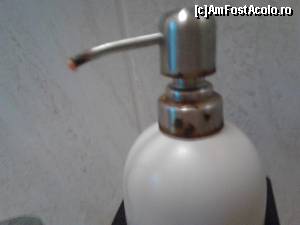 [P03] Iar asta ar fi recipientul pentru sapun lichid. Rusine pentru un hotel ce se respecta.  » foto by katrinuta
 - 
<span class="allrVoted glyphicon glyphicon-heart hidden" id="av584333"></span>
<a class="m-l-10 hidden" id="sv584333" onclick="voting_Foto_DelVot(,584333,2179)" role="button">șterge vot <span class="glyphicon glyphicon-remove"></span></a>
<a id="v9584333" class=" c-red"  onclick="voting_Foto_SetVot(584333)" role="button"><span class="glyphicon glyphicon-heart-empty"></span> <b>LIKE</b> = Votează poza</a> <img class="hidden"  id="f584333W9" src="/imagini/loader.gif" border="0" /><span class="AjErrMes hidden" id="e584333ErM"></span>