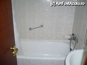 [P03] Baia este mica, dar curata si cu obiecte sanitare OK!  » foto by kukikuki
 - 
<span class="allrVoted glyphicon glyphicon-heart hidden" id="av436624"></span>
<a class="m-l-10 hidden" id="sv436624" onclick="voting_Foto_DelVot(,436624,2188)" role="button">șterge vot <span class="glyphicon glyphicon-remove"></span></a>
<a id="v9436624" class=" c-red"  onclick="voting_Foto_SetVot(436624)" role="button"><span class="glyphicon glyphicon-heart-empty"></span> <b>LIKE</b> = Votează poza</a> <img class="hidden"  id="f436624W9" src="/imagini/loader.gif" border="0" /><span class="AjErrMes hidden" id="e436624ErM"></span>