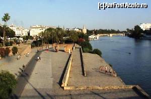 [P28] Malul drept al Guadalquivirului, cu Torre de Oro în fundal, fotografiat de pe Puente de Isabel II, primul pod fix din Sevilla (1852).  » foto by Carmen Ion
 - 
<span class="allrVoted glyphicon glyphicon-heart hidden" id="av608920"></span>
<a class="m-l-10 hidden" id="sv608920" onclick="voting_Foto_DelVot(,608920,2251)" role="button">șterge vot <span class="glyphicon glyphicon-remove"></span></a>
<a id="v9608920" class=" c-red"  onclick="voting_Foto_SetVot(608920)" role="button"><span class="glyphicon glyphicon-heart-empty"></span> <b>LIKE</b> = Votează poza</a> <img class="hidden"  id="f608920W9" src="/imagini/loader.gif" border="0" /><span class="AjErrMes hidden" id="e608920ErM"></span>