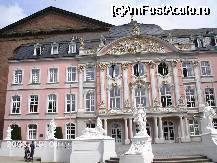[P53] Aici se vede, în spatele Kurfürstliches Palais, o parte din Konstantin  Basilika, care este lipită de acesta » foto by Costi
 - 
<span class="allrVoted glyphicon glyphicon-heart hidden" id="av26163"></span>
<a class="m-l-10 hidden" id="sv26163" onclick="voting_Foto_DelVot(,26163,2302)" role="button">șterge vot <span class="glyphicon glyphicon-remove"></span></a>
<a id="v926163" class=" c-red"  onclick="voting_Foto_SetVot(26163)" role="button"><span class="glyphicon glyphicon-heart-empty"></span> <b>LIKE</b> = Votează poza</a> <img class="hidden"  id="f26163W9" src="/imagini/loader.gif" border="0" /><span class="AjErrMes hidden" id="e26163ErM"></span>