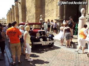 [P17] Alaiul nupţial a descins din maşinile de epocă şi pătrunde la Catedrala din Mezquita pentru slujba religioasă.  » foto by Carmen Ion
 - 
<span class="allrVoted glyphicon glyphicon-heart hidden" id="av608697"></span>
<a class="m-l-10 hidden" id="sv608697" onclick="voting_Foto_DelVot(,608697,2304)" role="button">șterge vot <span class="glyphicon glyphicon-remove"></span></a>
<a id="v9608697" class=" c-red"  onclick="voting_Foto_SetVot(608697)" role="button"><span class="glyphicon glyphicon-heart-empty"></span> <b>LIKE</b> = Votează poza</a> <img class="hidden"  id="f608697W9" src="/imagini/loader.gif" border="0" /><span class="AjErrMes hidden" id="e608697ErM"></span>