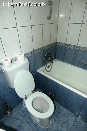 [P19] Restul băii » foto by Claudiu U.
 - 
<span class="allrVoted glyphicon glyphicon-heart hidden" id="av1477823"></span>
<a class="m-l-10 hidden" id="sv1477823" onclick="voting_Foto_DelVot(,1477823,2409)" role="button">șterge vot <span class="glyphicon glyphicon-remove"></span></a>
<a id="v91477823" class=" c-red"  onclick="voting_Foto_SetVot(1477823)" role="button"><span class="glyphicon glyphicon-heart-empty"></span> <b>LIKE</b> = Votează poza</a> <img class="hidden"  id="f1477823W9" src="/imagini/loader.gif" border="0" /><span class="AjErrMes hidden" id="e1477823ErM"></span>