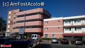 [P01] O parte din hotelul Europolis. Partea cu patru etaje este corpul vechi. În față, parcarea „free”.  » foto by Costi
 - 
<span class="allrVoted glyphicon glyphicon-heart hidden" id="av760444"></span>
<a class="m-l-10 hidden" id="sv760444" onclick="voting_Foto_DelVot(,760444,2455)" role="button">șterge vot <span class="glyphicon glyphicon-remove"></span></a>
<a id="v9760444" class=" c-red"  onclick="voting_Foto_SetVot(760444)" role="button"><span class="glyphicon glyphicon-heart-empty"></span> <b>LIKE</b> = Votează poza</a> <img class="hidden"  id="f760444W9" src="/imagini/loader.gif" border="0" /><span class="AjErrMes hidden" id="e760444ErM"></span>