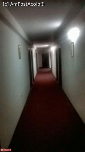 [P12] Același hol, văzut în sens invers. Claritatea fotografiei nu este prea bună, din cauza luminii foarte slabe, care se aprinde comandată de senzori de mișcare.  » foto by Costi
 - 
<span class="allrVoted glyphicon glyphicon-heart hidden" id="av760472"></span>
<a class="m-l-10 hidden" id="sv760472" onclick="voting_Foto_DelVot(,760472,2455)" role="button">șterge vot <span class="glyphicon glyphicon-remove"></span></a>
<a id="v9760472" class=" c-red"  onclick="voting_Foto_SetVot(760472)" role="button"><span class="glyphicon glyphicon-heart-empty"></span> <b>LIKE</b> = Votează poza</a> <img class="hidden"  id="f760472W9" src="/imagini/loader.gif" border="0" /><span class="AjErrMes hidden" id="e760472ErM"></span>