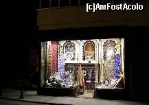 [P36] Magazin de artizanat turcesc din zona turistică, aflat pe strada principală pe traseul tramvaiului, nu departe de Palatul Topkapî. » foto by bose
 - 
<span class="allrVoted glyphicon glyphicon-heart hidden" id="av143101"></span>
<a class="m-l-10 hidden" id="sv143101" onclick="voting_Foto_DelVot(,143101,2468)" role="button">șterge vot <span class="glyphicon glyphicon-remove"></span></a>
<a id="v9143101" class=" c-red"  onclick="voting_Foto_SetVot(143101)" role="button"><span class="glyphicon glyphicon-heart-empty"></span> <b>LIKE</b> = Votează poza</a> <img class="hidden"  id="f143101W9" src="/imagini/loader.gif" border="0" /><span class="AjErrMes hidden" id="e143101ErM"></span>