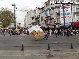 [P18] Băiat cărând cutii, în mijlocul intersecţiei Gedikpaşa cu Marele Bazar » foto by irinad
 - 
<span class="allrVoted glyphicon glyphicon-heart hidden" id="av690645"></span>
<a class="m-l-10 hidden" id="sv690645" onclick="voting_Foto_DelVot(,690645,2468)" role="button">șterge vot <span class="glyphicon glyphicon-remove"></span></a>
<a id="v9690645" class=" c-red"  onclick="voting_Foto_SetVot(690645)" role="button"><span class="glyphicon glyphicon-heart-empty"></span> <b>LIKE</b> = Votează poza</a> <img class="hidden"  id="f690645W9" src="/imagini/loader.gif" border="0" /><span class="AjErrMes hidden" id="e690645ErM"></span>