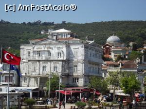 P23 [APR-2018] Insula Burgazada, imagine frontală la coborârea de pe feribot, în dreapta biserica ortodoxă Agios Ioannis