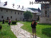 [P12] Cand batranica cu bazma ne-a intins colaci eram stanjeniti si nu stiam ce sa facem...ne-a indemnat sa zicem bogdaproste si ne-am prins ca pe aici oamenii sunt inca calzi si firesti...in ce hal ne-a adus civilizatia:)))) » foto by turist_calatorescu*
 - 
<span class="allrVoted glyphicon glyphicon-heart hidden" id="av8421"></span>
<a class="m-l-10 hidden" id="sv8421" onclick="voting_Foto_DelVot(,8421,2604)" role="button">șterge vot <span class="glyphicon glyphicon-remove"></span></a>
<a id="v98421" class=" c-red"  onclick="voting_Foto_SetVot(8421)" role="button"><span class="glyphicon glyphicon-heart-empty"></span> <b>LIKE</b> = Votează poza</a> <img class="hidden"  id="f8421W9" src="/imagini/loader.gif" border="0" /><span class="AjErrMes hidden" id="e8421ErM"></span>