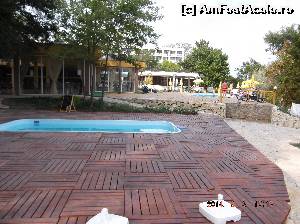 [P05] Piscina copiilor cu dale de lemn in jur. In dreapta este plaja iar in stanga terasa restaurantului si hotelul.  » foto by Albinoium
 - 
<span class="allrVoted glyphicon glyphicon-heart hidden" id="av552228"></span>
<a class="m-l-10 hidden" id="sv552228" onclick="voting_Foto_DelVot(,552228,2654)" role="button">șterge vot <span class="glyphicon glyphicon-remove"></span></a>
<a id="v9552228" class=" c-red"  onclick="voting_Foto_SetVot(552228)" role="button"><span class="glyphicon glyphicon-heart-empty"></span> <b>LIKE</b> = Votează poza</a> <img class="hidden"  id="f552228W9" src="/imagini/loader.gif" border="0" /><span class="AjErrMes hidden" id="e552228ErM"></span>