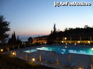 [P08] Piscina ansamblului din fata receptiei si cladirile care gazduiesc turistii » foto by laurao
 - 
<span class="allrVoted glyphicon glyphicon-heart hidden" id="av437436"></span>
<a class="m-l-10 hidden" id="sv437436" onclick="voting_Foto_DelVot(,437436,2659)" role="button">șterge vot <span class="glyphicon glyphicon-remove"></span></a>
<a id="v9437436" class=" c-red"  onclick="voting_Foto_SetVot(437436)" role="button"><span class="glyphicon glyphicon-heart-empty"></span> <b>LIKE</b> = Votează poza</a> <img class="hidden"  id="f437436W9" src="/imagini/loader.gif" border="0" /><span class="AjErrMes hidden" id="e437436ErM"></span>