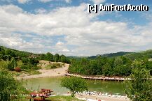 [P04] Lacul Baciului, cu o mare concentratie de sare, de circa 300%. Vara, concentratia hipersalinica poate tine la suprafata un om ce ar citi ziarul, stand pe spate, la fel ca la Ocnele Sibiului. Aici, la Laul Baciului, firma VALDOR a amenajat strandul Baia Baciului. Vor construi si spatii de cazare, in casute de lemn a cate 18 camere fiecare. Intrarea la strand pentru persoanele adulte este 12 ron. » foto by cristinadumitru*
 - 
<span class="allrVoted glyphicon glyphicon-heart hidden" id="av9077"></span>
<a class="m-l-10 hidden" id="sv9077" onclick="voting_Foto_DelVot(,9077,2677)" role="button">șterge vot <span class="glyphicon glyphicon-remove"></span></a>
<a id="v99077" class=" c-red"  onclick="voting_Foto_SetVot(9077)" role="button"><span class="glyphicon glyphicon-heart-empty"></span> <b>LIKE</b> = Votează poza</a> <img class="hidden"  id="f9077W9" src="/imagini/loader.gif" border="0" /><span class="AjErrMes hidden" id="e9077ErM"></span>