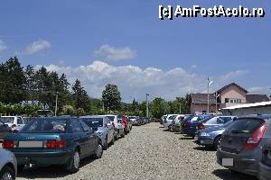 [P01] Parcarea. Aici incepusem sa bombanesc. Cladirea rozulie este restaurantul, iar in dreapta lui este alta parcare, chiar in fata intarii in salina » foto by MCM
 - 
<span class="allrVoted glyphicon glyphicon-heart hidden" id="av339352"></span>
<a class="m-l-10 hidden" id="sv339352" onclick="voting_Foto_DelVot(,339352,2677)" role="button">șterge vot <span class="glyphicon glyphicon-remove"></span></a>
<a id="v9339352" class=" c-red"  onclick="voting_Foto_SetVot(339352)" role="button"><span class="glyphicon glyphicon-heart-empty"></span> <b>LIKE</b> = Votează poza</a> <img class="hidden"  id="f339352W9" src="/imagini/loader.gif" border="0" /><span class="AjErrMes hidden" id="e339352ErM"></span>